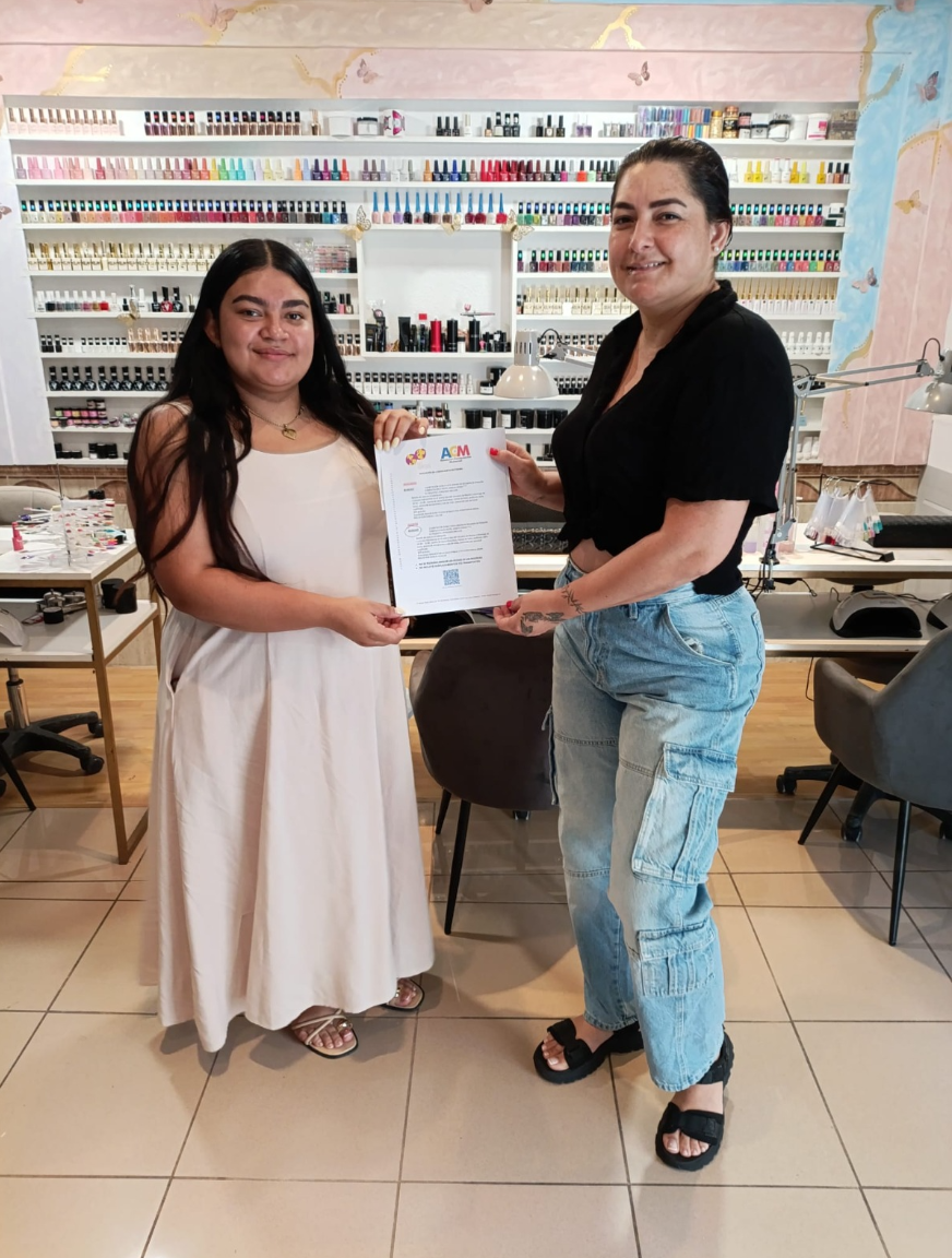 Fotografía de la entrega de premio a la ganadora clienta